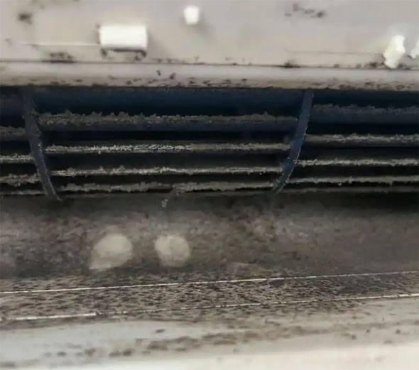 斗门空调吹的风有股烧焦味是怎么回事